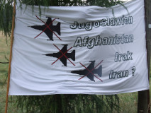 Ein Transparent zeigt drei durchgestrichene Jagdbomber, daneben die Worte Jugoslawien Afghanistan Irak Iran?